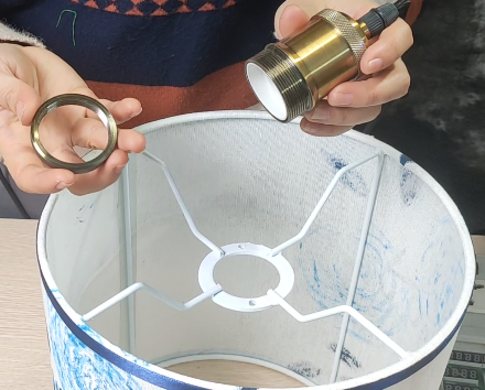 den-tha-tran-hoa-hong-xanh-ve-tay-vietmake-bg004xcd-den-ban-an-dep-2