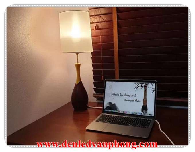 Đèn bàn có nhiều công dụng hữu ích trong cuộc sống hàng ngày
